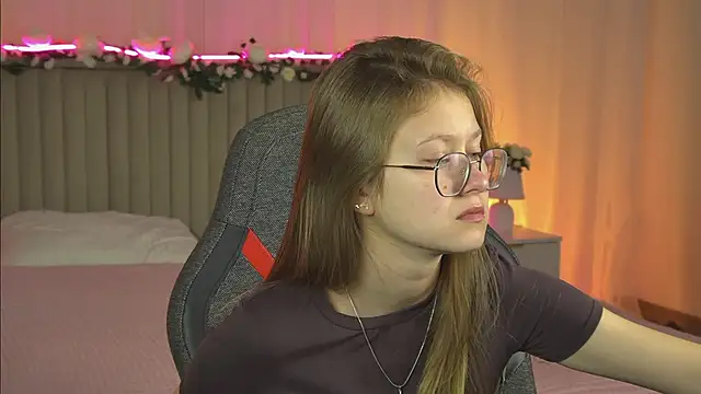Snapshot of EveMundie chatting on 6, 10, 2025 EveMundie online show from 6, 10, 2025