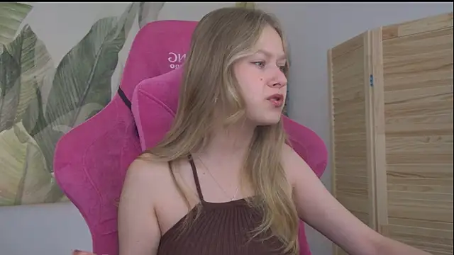 Snapshot of EveMundie chatting on 8, 7, 2026 EveMundie online show from 8, 7, 2026