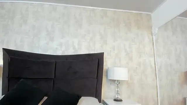 NahomyCarther online show from 10, 10, 2025