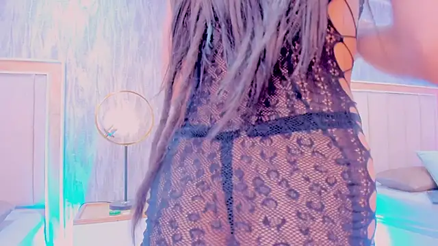 NahomyCarther online show from 4, 2, 2026