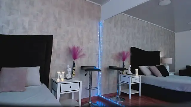 NahomyCarther online show from 17, 4, 2026