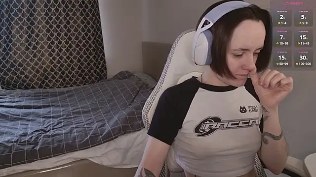 Luna Loveee online show from 8, 4, 2026