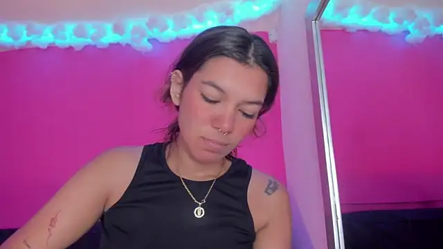 Snapshot of violett_24_ chatting on 5, 3, 2025 violett 24 online show from 5, 3, 2025