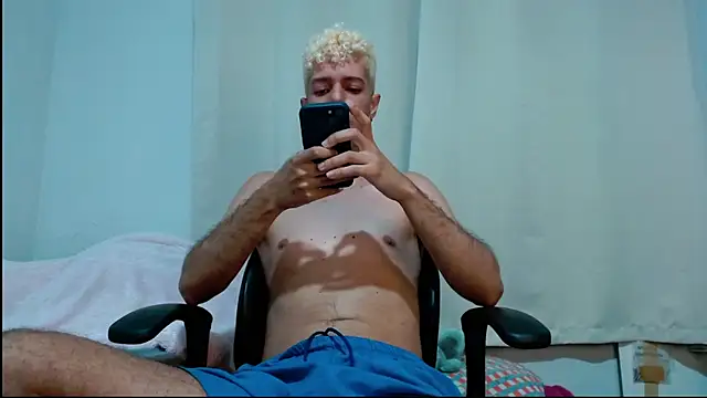 Snapshot of blondetwink chatting on 28, 2, 2025 blondetwink online show from 28, 2, 2025