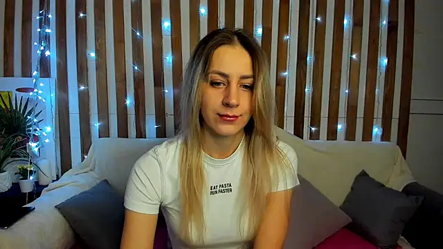 Snapshot of Ellen_Ross chatting on 2, 3, 2025 Ellen Ross online show from 2, 3, 2025