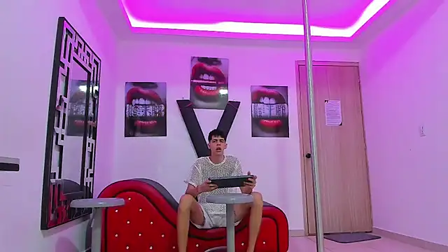 Snapshot of KING_OFF_BOYS chatting on 4, 10, 2025 KING OFF BOYS online show from 4, 10, 2025
