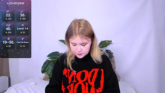 LaseyMoon online show from 4, 3, 2025