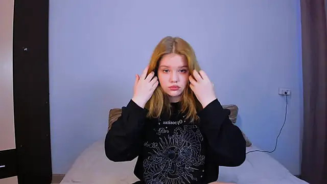 LaseyMoon online show from 12, 10, 2025