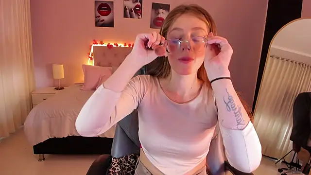 Snapshot of Emily_Warren_ chatting on 22, 5, 2026 Emily Warren online show from 22, 5, 2026
