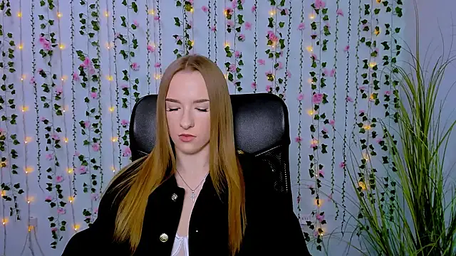 Snapshot of doll_vey chatting on 4, 3, 2025 doll vey online show from 4, 3, 2025