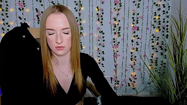 Snapshot of doll_vey chatting on 9, 3, 2025 doll vey online show from 9, 3, 2025