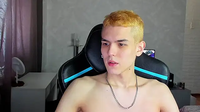 Snapshot of TravisRevas chatting on 8, 3, 2025 TravisRevas online show from 8, 3, 2025