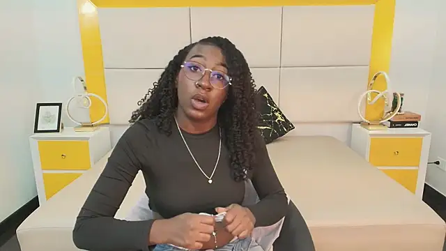 Snapshot of Qeen_blackk chatting on 23, 10, 2025 Qeen blackk online show from 23, 10, 2025