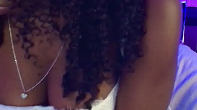 Snapshot of Qeen_blackk chatting on 25, 10, 2025 Qeen blackk online show from 25, 10, 2025