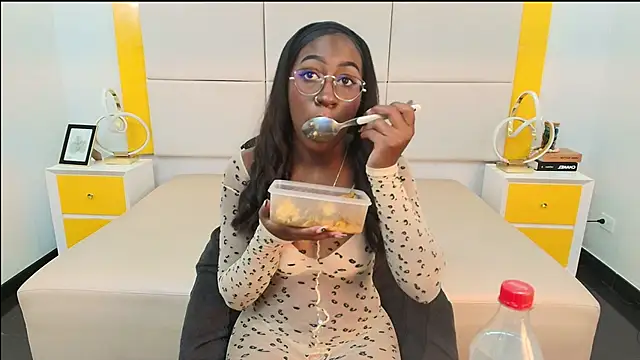 Snapshot of Qeen_blackk chatting on 4, 11, 2025 Qeen blackk online show from 4, 11, 2025