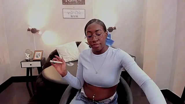 Snapshot of Qeen_blackk chatting on 5, 11, 2025 Qeen blackk online show from 5, 11, 2025