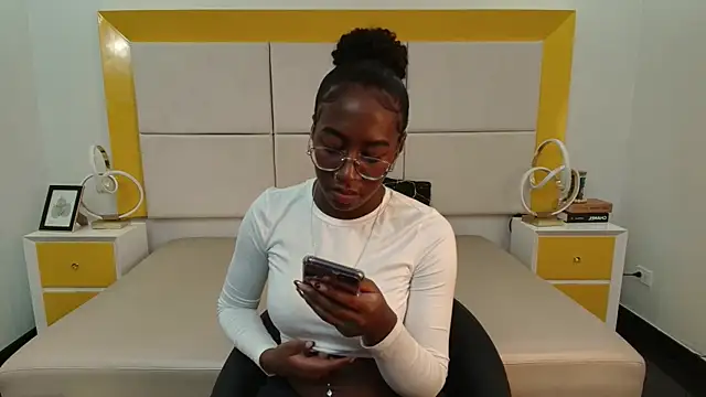 Snapshot of Qeen_blackk chatting on 13, 11, 2025 Qeen blackk online show from 13, 11, 2025