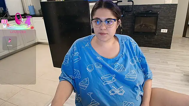 Snapshot of Layla- chatting on 19, 4, 2026 Layla- online show from 19, 4, 2026