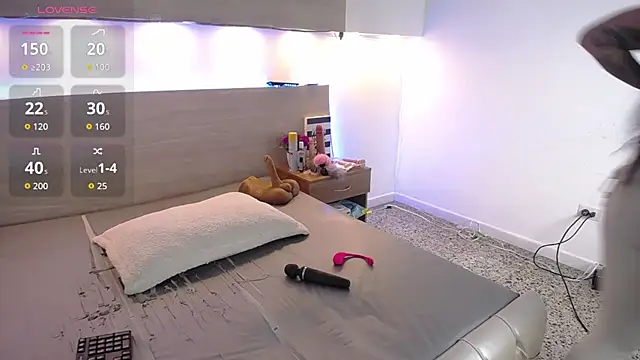 Snapshot of Cristal_Velle chatting on 6, 10, 2025 Cristal Velle online show from 6, 10, 2025