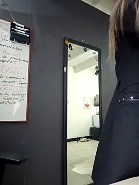 Isabella Varella online show from 9, 9, 2025