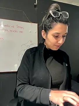 Isabella Varella online show from 4, 12, 2025