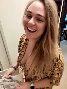 Snapshot of Juicy_PeachLux chatting on 10, 10, 2025 Juicy PeachLux online show from 10, 10, 2025