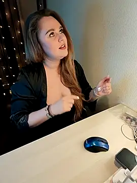 Snapshot of Juicy_PeachLux chatting on 4, 12, 2025 Juicy PeachLux online show from 4, 12, 2025