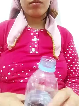 Snapshot of saraaxx1 chatting on 5, 3, 2025 saraaxx1 online show from 5, 3, 2025