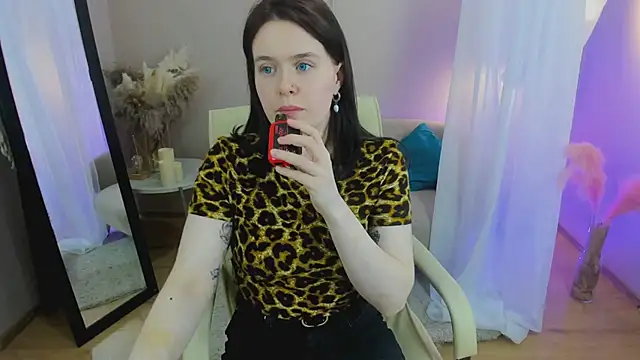 Snapshot of _LunaMirana_ chatting on 12, 3, 2025 LunaMirana online show from 12, 3, 2025