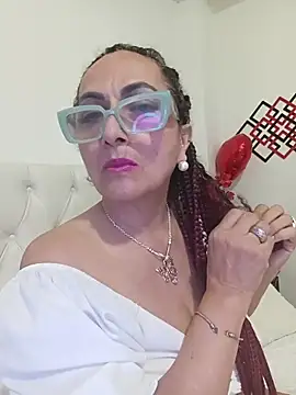 Snapshot of AlessandraLeroy chatting on 5, 7, 2026 AlessandraLeroy online show from 5, 7, 2026
