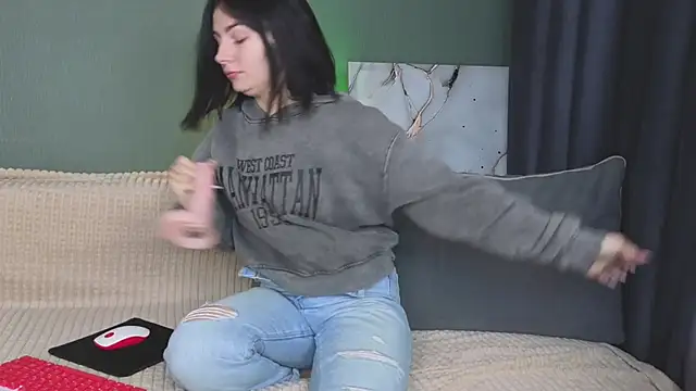 Charlotte Woods online show from 25, 9, 2025