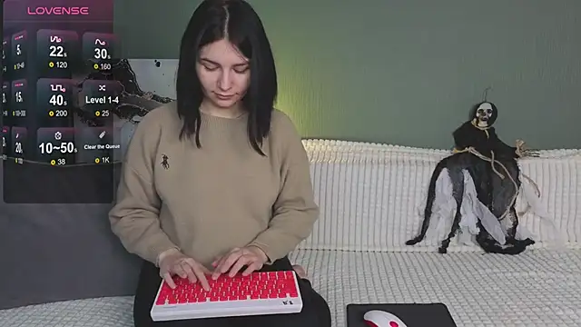 Charlotte Woods online show from 20, 10, 2025