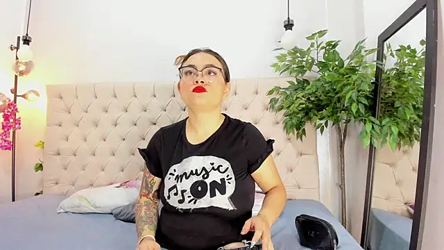 Snapshot of Mia_Collivens chatting on 26, 9, 2025 Mia Collivens online show from 26, 9, 2025