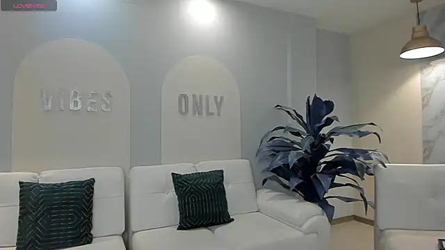 MaiaCollins online show from 10, 4, 2026