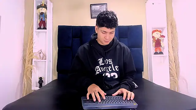 Jhojan twink online show from 10, 10, 2025