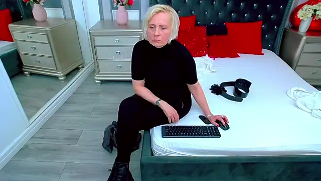 Snapshot of SuzzySun chatting on 27, 12, 2024 SuzzySun online show from 27, 12, 2024