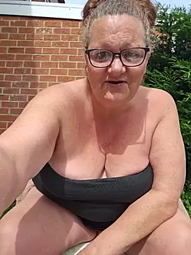 Snapshot of MissQueenBeex chatting on 28, 5, 2026 MissQueenBeex online show from 28, 5, 2026