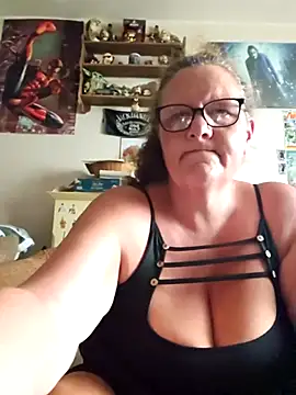 Snapshot of MissQueenBeex chatting on 4, 8, 2026 MissQueenBeex online show from 4, 8, 2026
