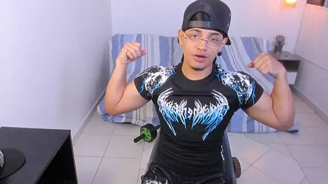 Snapshot of samxx_muscle chatting on 8, 7, 2026 samxx muscle online show from 8, 7, 2026