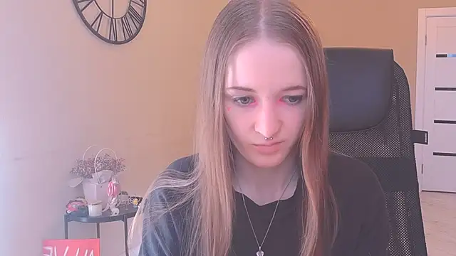 Snapshot of KateKayer chatting on 4, 10, 2025 KateKayer online show from 4, 10, 2025