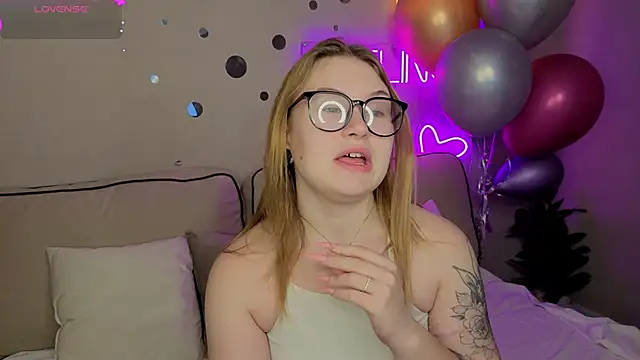 Snapshot of Christine_Wallker chatting on 9, 10, 2025 Christine Wallker online show from 9, 10, 2025