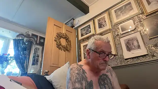 Snapshot of poggles chatting on 7, 7, 2026 poggles online show from 7, 7, 2026