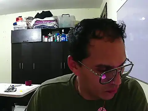 Snapshot of DOBLEWYOSK69G chatting on 9, 9, 2025 DOBLEWYOSK69G online show from 9, 9, 2025