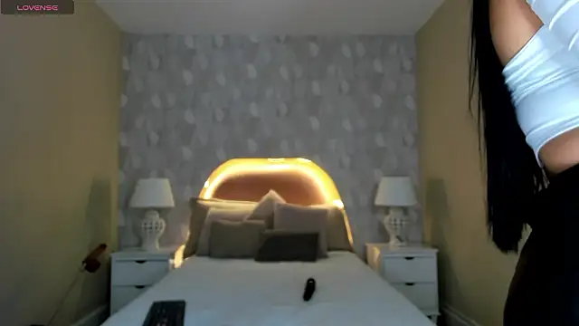 isabella milf  online show from 1, 3, 2026