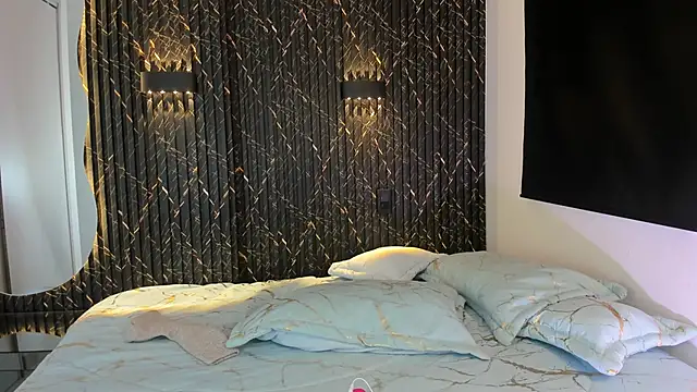 Snapshot of ZOETTAYLOR chatting on 5, 11, 2025 ZOETTAYLOR online show from 5, 11, 2025