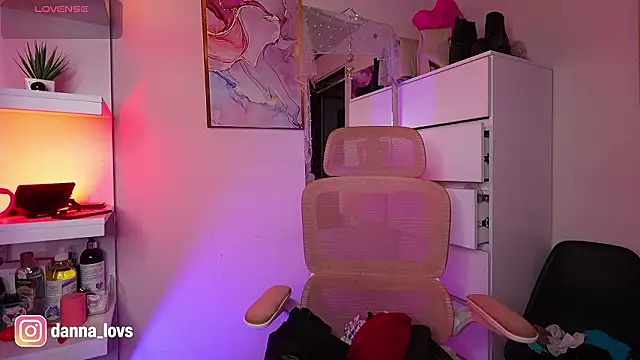 Dannaa Lovs online show from 22, 3, 2026