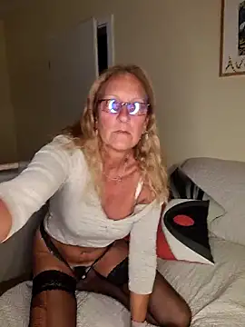 Snapshot of HotWifeLyn68 chatting on 29, 9, 2025 HotWifeLyn68 online show from 29, 9, 2025