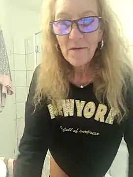 HotWifeLyn68 online show from 3, 12, 2025