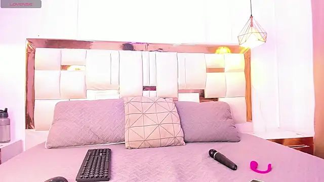 Skylar Smith  online show from 25, 2, 2026