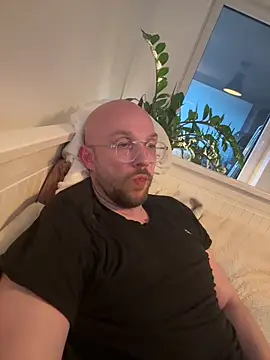 Snapshot of Mrlarox chatting on 13, 4, 2026 Mrlarox online show from 13, 4, 2026